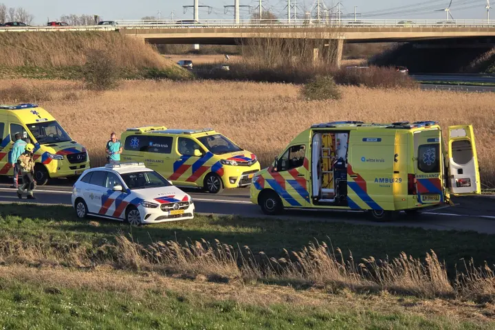 Vrachtwagen met betonblokken valt