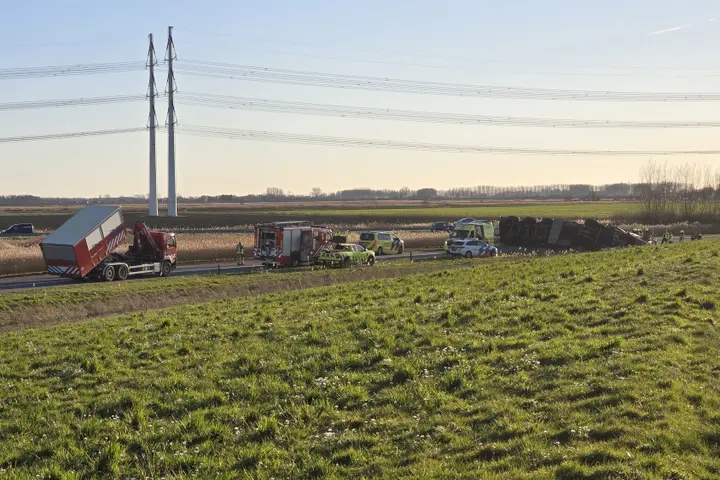 Vrachtwagen met betonblokken valt