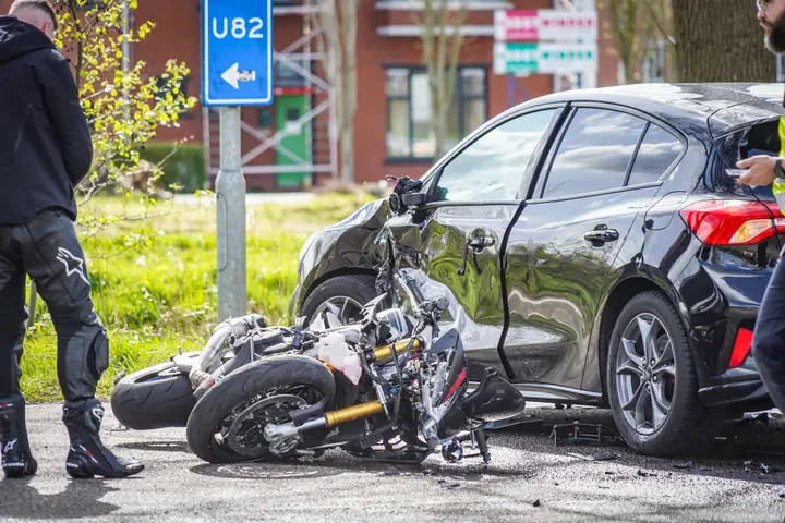 ernstig ongeval tussen motor en auto aan de a einsteinlaan in kolham 1