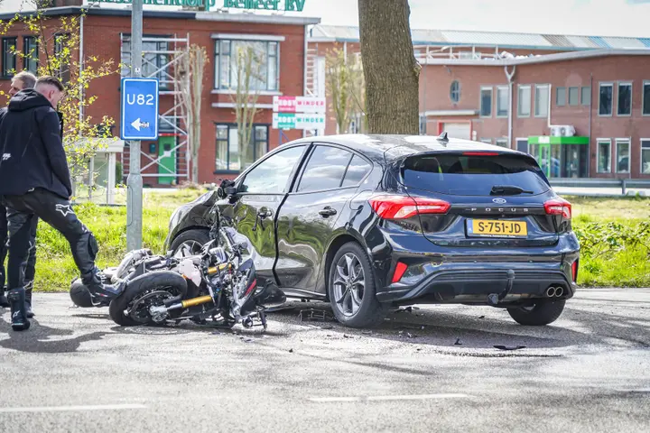 ernstig ongeval tussen motor en auto aan de a einsteinlaan in kolham 2