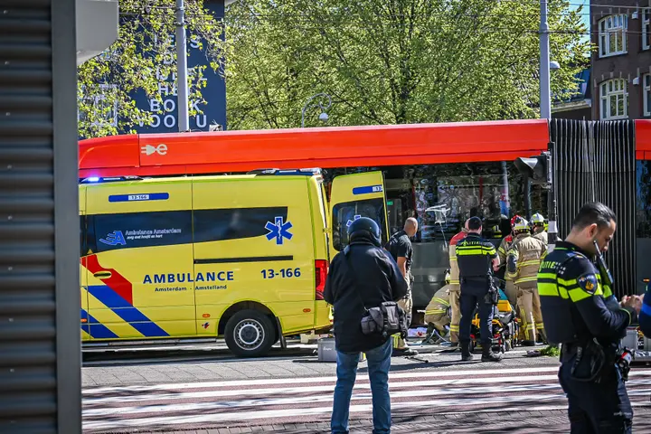 Voetganger bekneld lijnbus Amsterdam