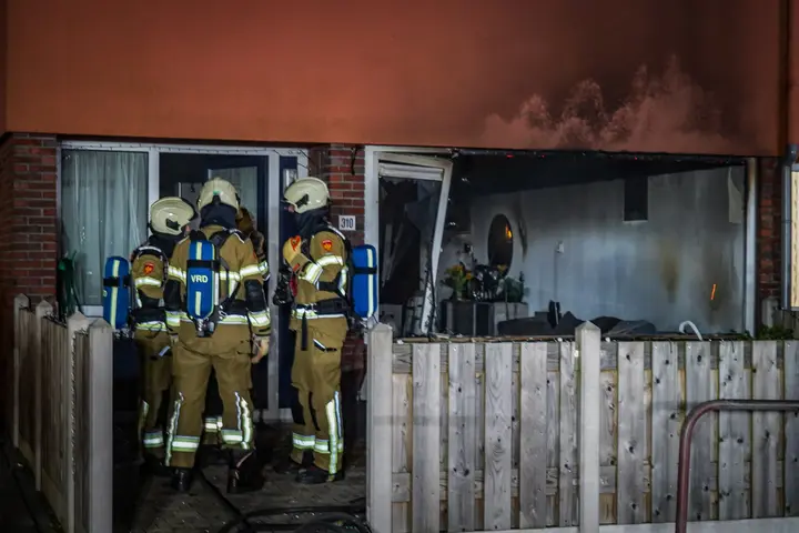 Woningbrand na explosie in Emmen 