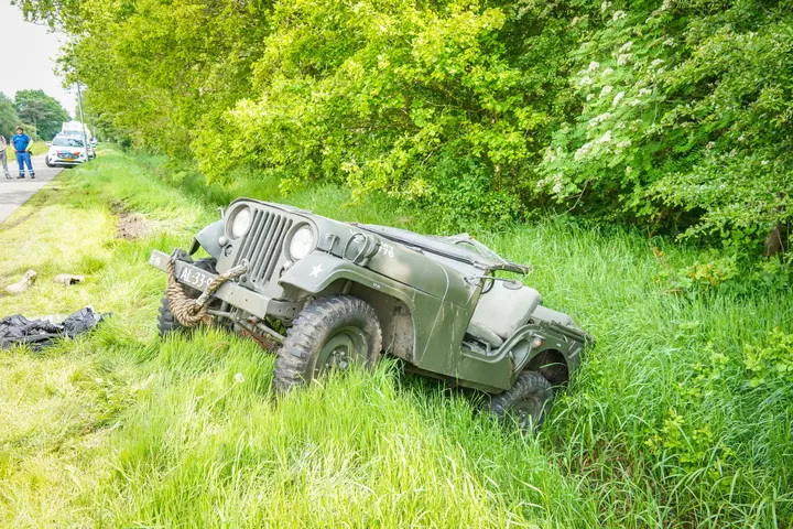 Legertruck op de kop Roswinkel