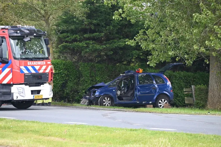 Ongeluk auto en bus Friesland