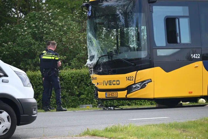 Ongeluk auto en bus Friesland