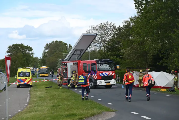 Ongeluk auto en bus Friesland