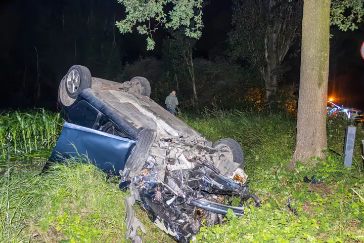 Ongeval auto boom
