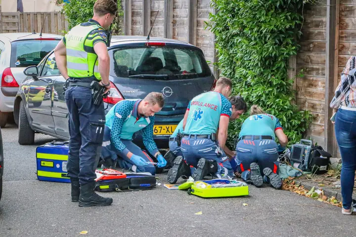Kind_op_klein_fietsje_aangereden_door_auto_in_Uithoorn,_traumahelikopter_ingezet_1