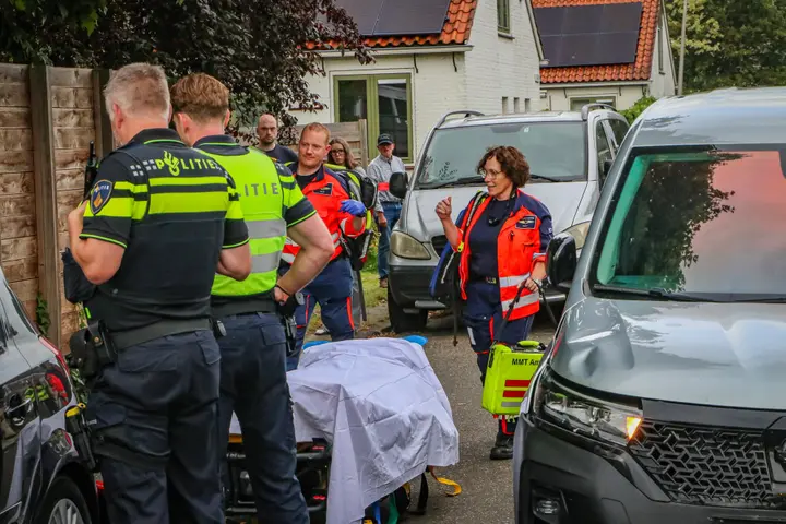 Kind_op_klein_fietsje_aangereden_door_auto_in_Uithoorn,_traumahelikopter_ingezet_6