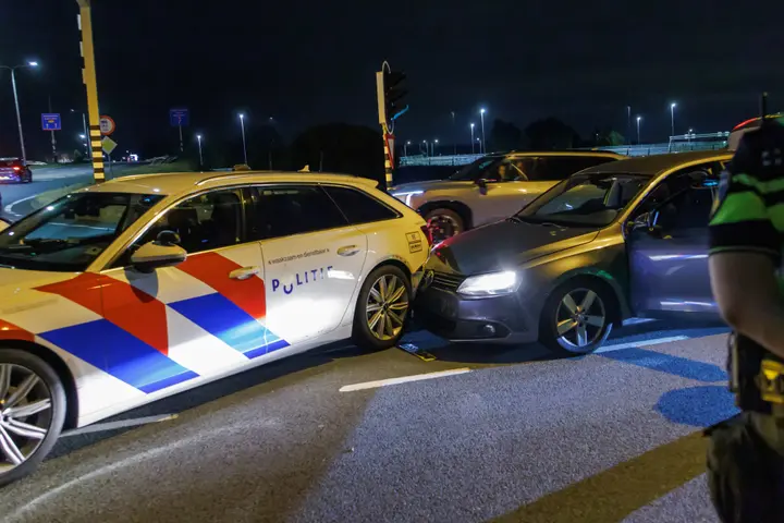 politie-audi-a6-beschadigd-leiden