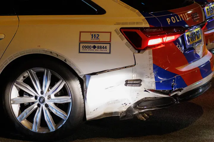 politie-audi-a6-beschadigd-leiden