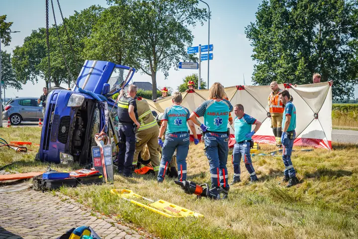 Bestuurder slaat om emmer-compascuum