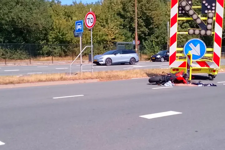 Motorijder botsing pijlwagen Arnhem