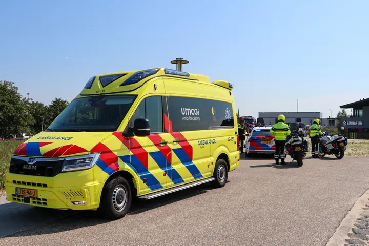 Persoon uit water gehaald strand Lemmer