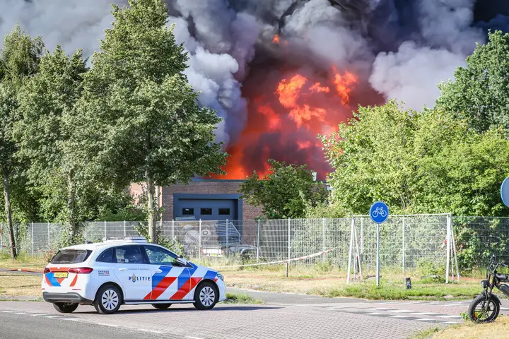 Zeer_grote_brand_bij_SOCAR_in_Lelystad,_GRIP_1_opgeschaald_3