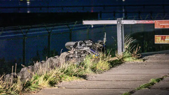 Motorrijder_met_spoed_naar_AMC_na_eenzijdig_ongeval_in_Lelystad_1