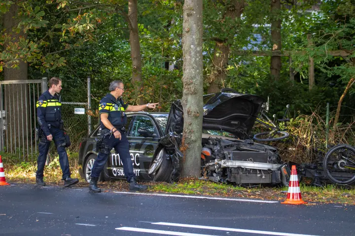 Volgauto botst op boom brabant