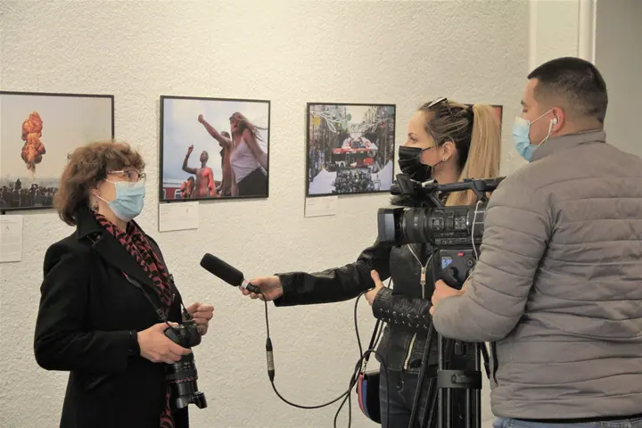1 spaudos fotografes zitos stankevicienes interviu dzukijos tv alytaus lietuvos spaudos fotografija 2020 alytaus kulturos centras evaldo griniaus nuotrauka