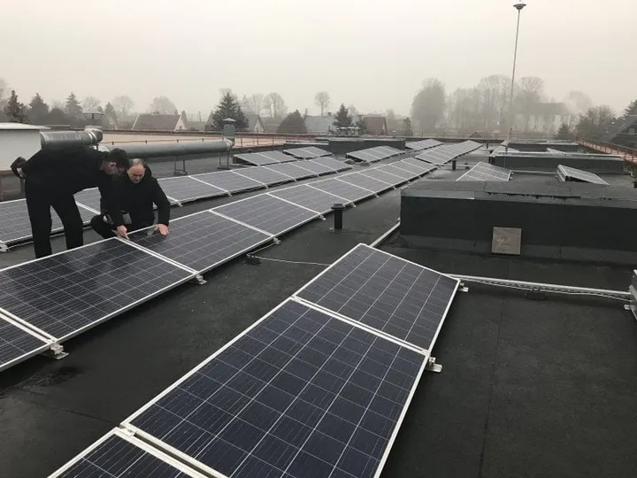 2saules elektrines irengtos ant sesiu savivaldybes viesuju pastatu