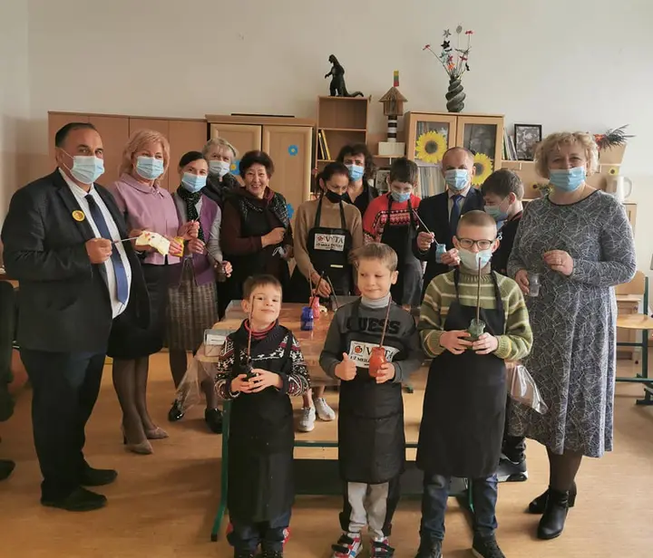 administracijos direktoriaus pavaduotojas virgilijus pranskevicius nuotr is kaires pasveikino simno specialiosios mokyklos kolektyva kopija