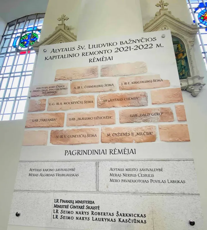 alytaus rajono savivaldybe irasyta pagrindiniu remeju padekos kolonoje kuri irengta baznycios viduje