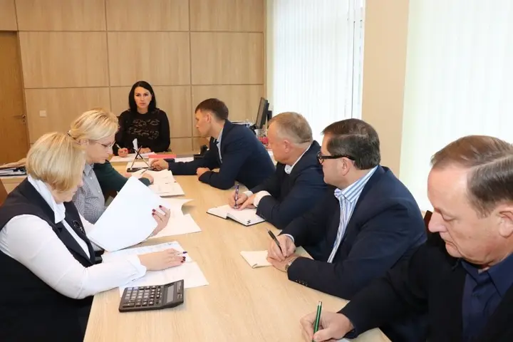 alytaus rajono savivaldybes administracijos direktore g jociunskaite su komisija svarste prasymus del zalos atlyginimo 1
