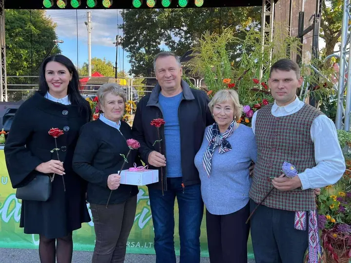 direktore g jociunskaite su meru a vrubliausku miklusenu rudens lygiadienio sventeje apdovanojo bendruomenes pirmininke e jansoniene