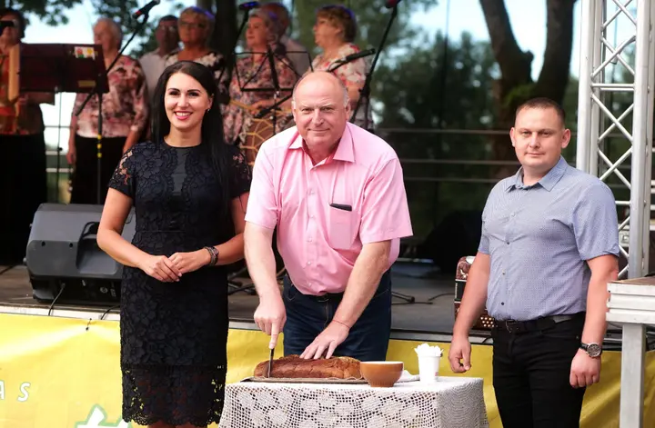 g jociunskaite venciunu vasaros sventeje su alovis seniunu j baliukonis ir bendruomenes pirmininku s adzgauskas