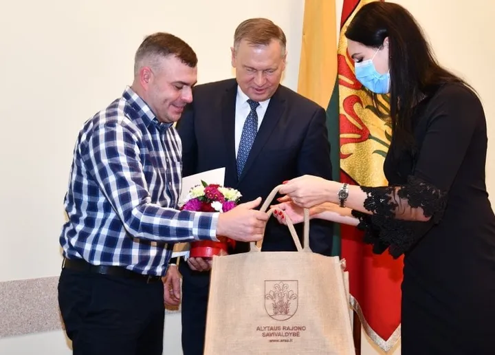 jubiliatus pasveikino savivaldybes adminsitracijos direktore gintare jociunskaite