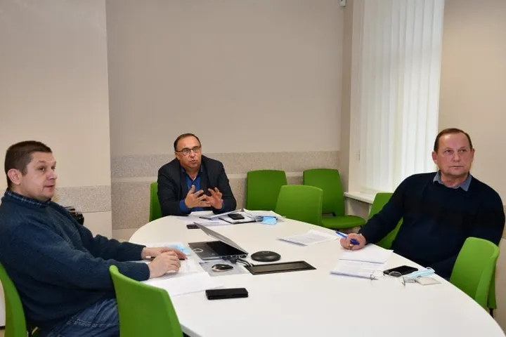 stalo pratyboms vadovavo savivaldybes administracijos direktoriaus pavaduotojas virgilijus pranskevicius nuotr centre