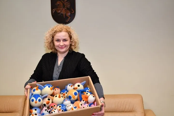 vicemere dalia kitaviciene su rajono bendruomeniu pagamintais paukciukais prezidenturos kaledu eglutei