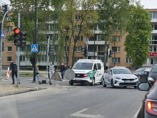 &nbsp; Įvykio vietoje / Nuotrauka iš „Facebook“ grupės „Kur stovi policija Alytuje“&nbsp;