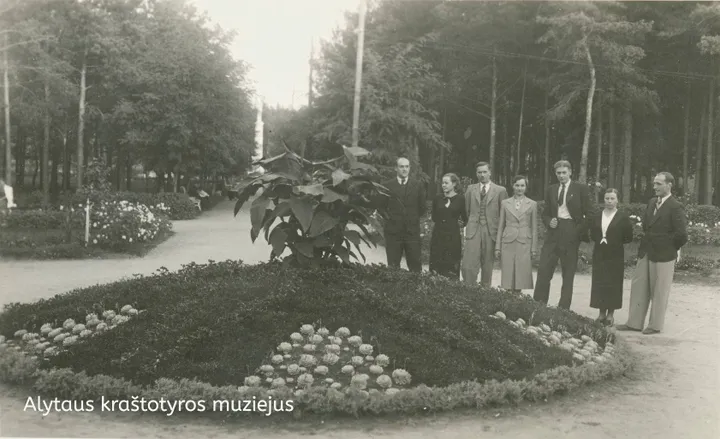 Teismo darbuotojai prie klombos. XX a. 4 deš.