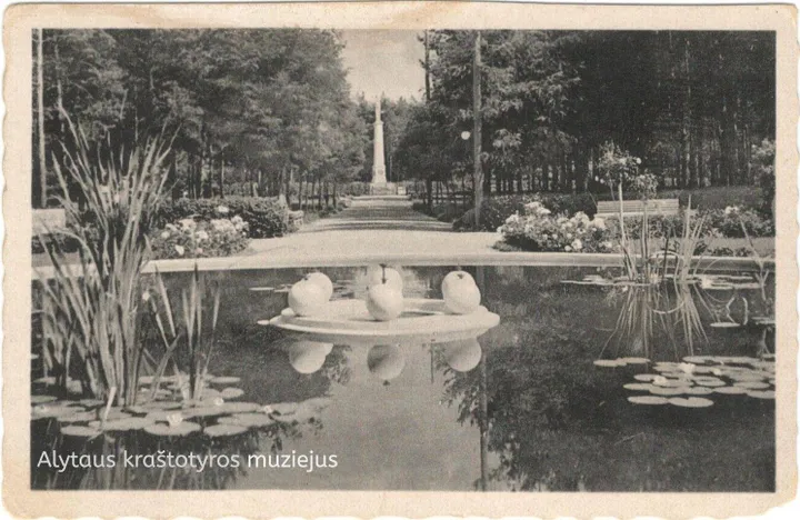 Atvirukas. Alytaus miesto parkas. Foto V. Augustinas. Apie 1940 m.