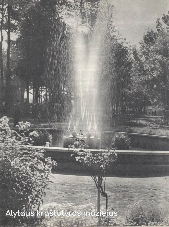 Fontanas. Iš knygos „Dainava“, 1958.