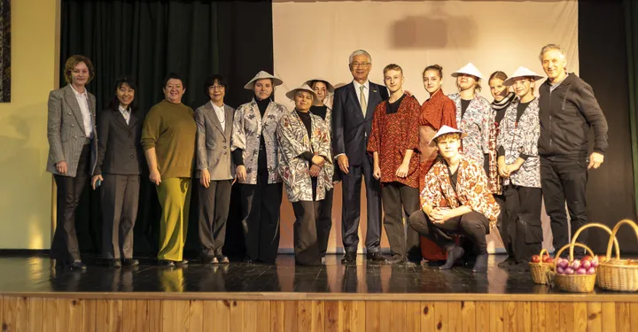 Po spektaklio Budos skrybėlė su Japonijos ambasadoriumi O.Tetsu, aktoriais ir režisieriais M.Stasiukyniene ir J.Gaižausku