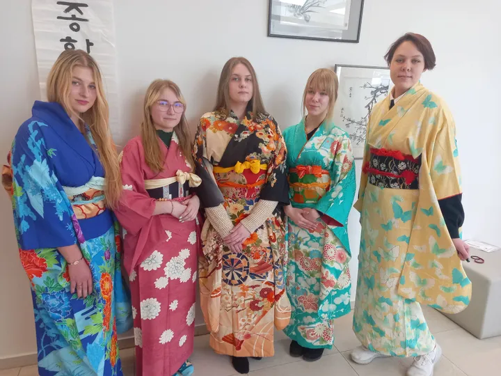 Su japoniškais kimono