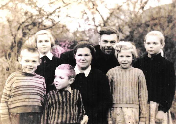 Močiutės šeima, močiutė antra iš dešinės prie savo tėčio
