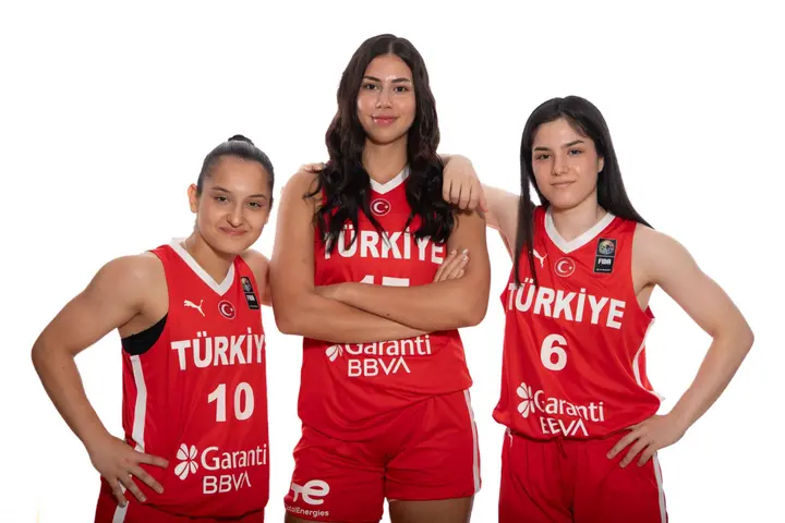 Idil Yeniculha (dešinėje)
