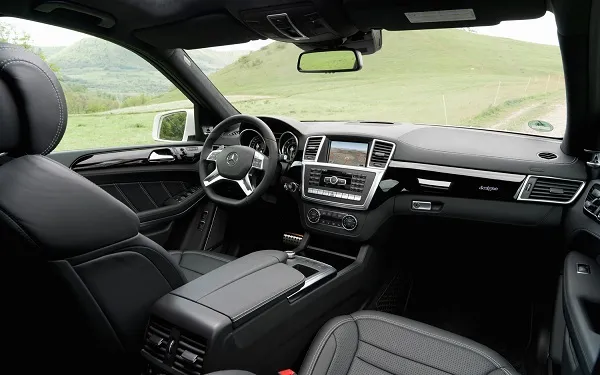 2013-Mercedes-Benz-GL63-AMG-dash