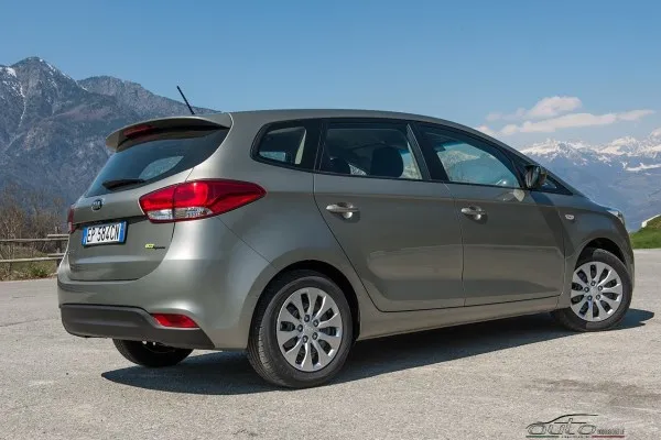 KiaCarens int1