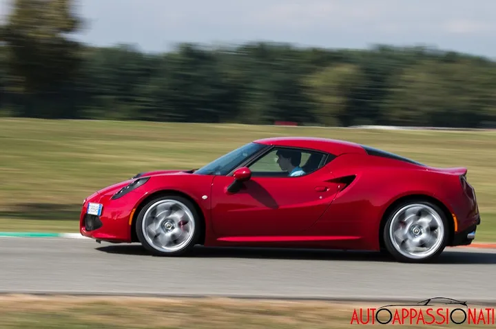 Alfa Romeo 4C 037