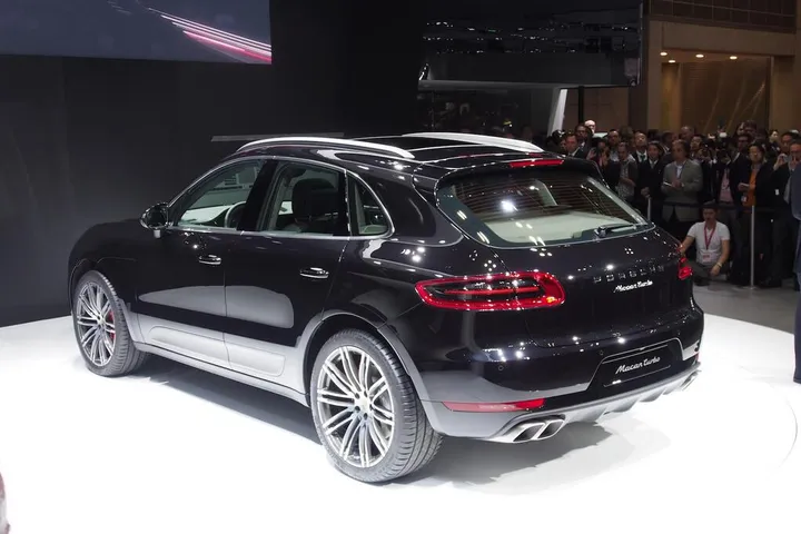 Porsche Macan back
