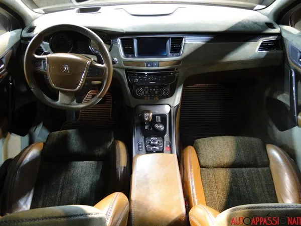 Interni Peugeot 508 RXH Castagna 