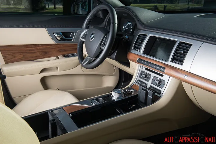 Jaguar XF 2.2D  2014 14