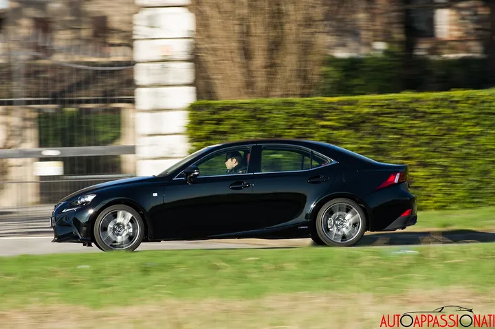 Lexus IS300h 23