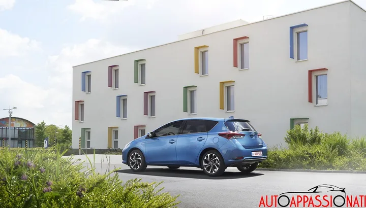 new Toyota Auris hybrid 001