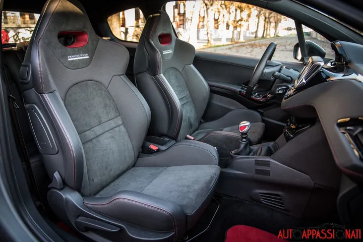 Peugeot 208 GTi 04