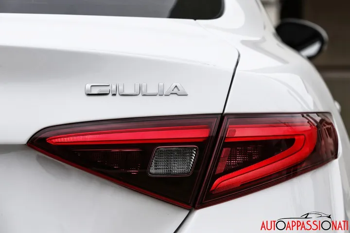 Alfa Romeo Giulia bianca