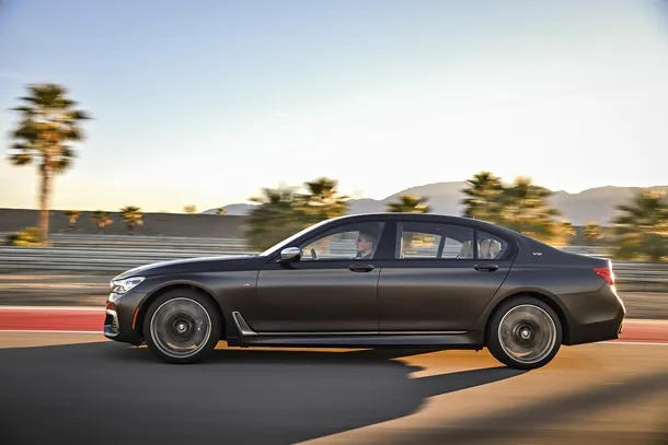 BMW 740Li lato